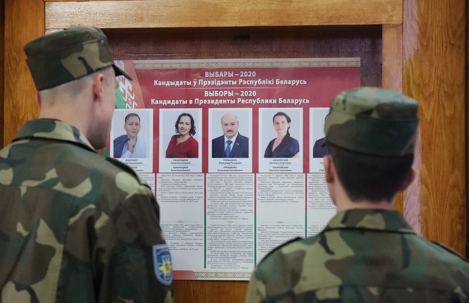 Białoruscy żołnierze przed listą kandydatów w wyborach prezydenckich, wywieszoną w lokalu wyborczym w Mińsku /TATYANA ZENKOVICH  /PAP/EPA