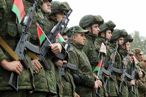 Białoruscy żołnierze szkolą się z gotowości bojowej 