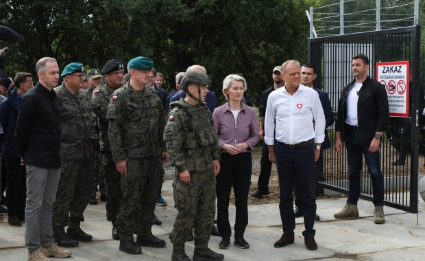 "Białoruscy żołnierze z długą bronią". Obok Tusk i von der Leyen 