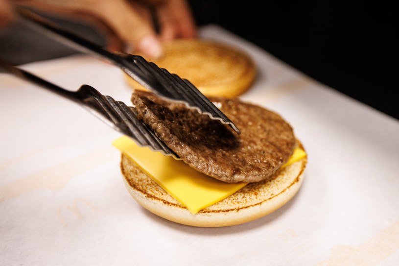 Białorusini będą mogli zamówić hamburgera w sieci Mak.by /MATTHIAS BALK /AFP