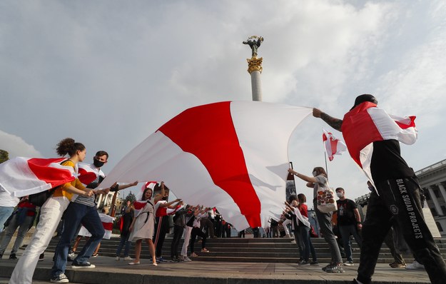 Białorusini podczas protestów po wyborach prezydenckich w 2020 roku /SERGEY DOLZHENKO /PAP/EPA