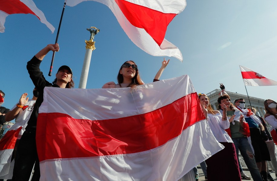 Białorusini protestują w Mińsku i wielu innych miastach /SERGEY DOLZHENKO /PAP/EPA