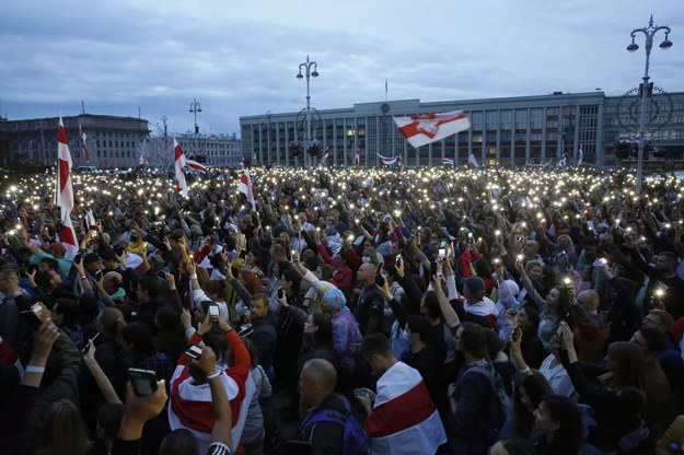 Białorusini świętujący w Mińsku /TATYANA ZENKOVICH  /PAP/EPA