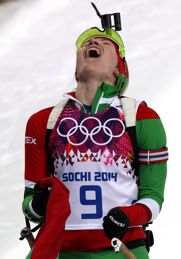 Białorusinka Daria Domraczewa pierwsza na mecie biathlonowego biegu na dochodzenie na 10 km w Soczi /Grzegorz Momot /PAP
