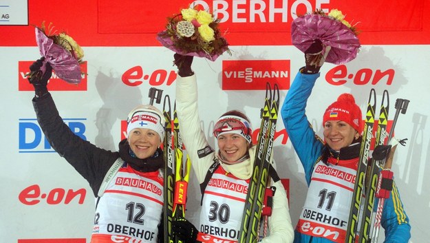 Białorusinka Daria Domraczewa (w środku), Finka Kaisa Makarainen (po lewej) i Ukrainka Olena Pidgruszna na podium /Martin Schutt    /PAP/EPA