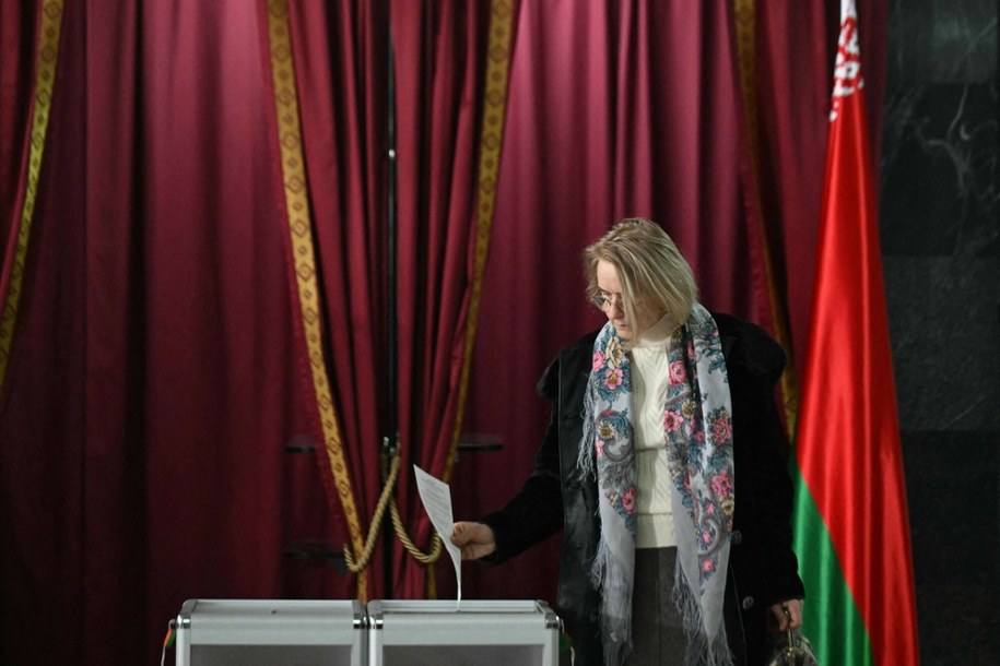 Białorusinka wrzucająca głos do urny podczas wyborów prezydenckich /NATALIA KOLESNIKOVA/AFP /East News