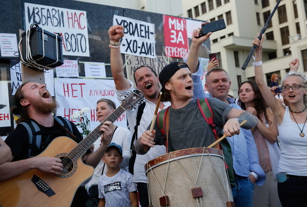 Białorusińscy  muzycy wspierają pokojową demonstrację /TATYANA ZENKOVICH  /PAP/EPA