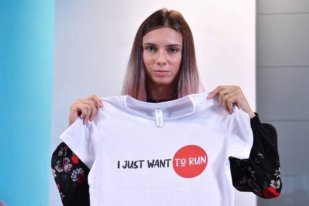Białoruska biegaczka Kryscina Cimanouska podczas konferencji prasowej w Warszawie /Radek Pietruszka /PAP