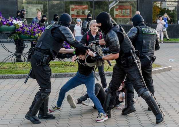 Białoruska milicja zatrzymuje protestujących w Mińsku /YAUHEN YERCHAK /PAP/EPA