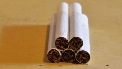 Białoruski milicjant w mundurze nie zapali