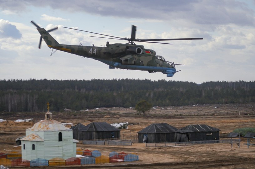 Białoruski śmigłowiec podczas ćwiczeń z armią rosyjską /AP/Associated Press /East News