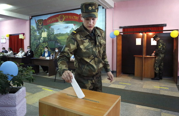 Białoruski żołnierz w lokalu wyborczym w Mińsku /TATYANA ZENKOVICH  /PAP/EPA