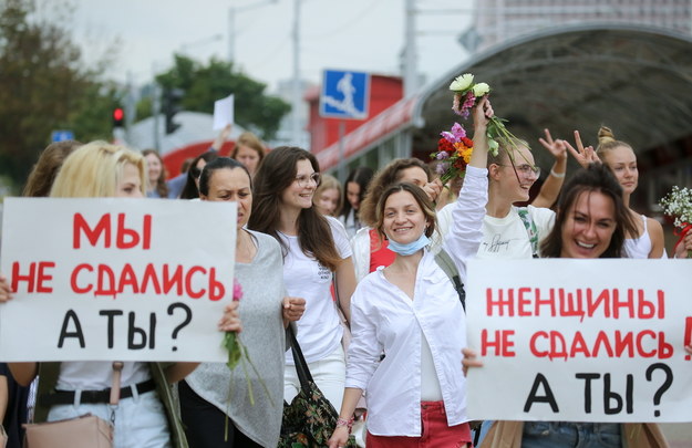 Białoruskie kobiety noszą plakaty z napisem „Kobiety się nie poddały, a co z tobą?” podczas wiecu poparcia białoruskiej opozycji / 	STR   /PAP/EPA