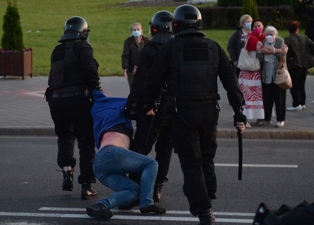 Białoruskie służby podczas protestów zatrzymały ponad 250 osób / 	STR   /PAP/EPA