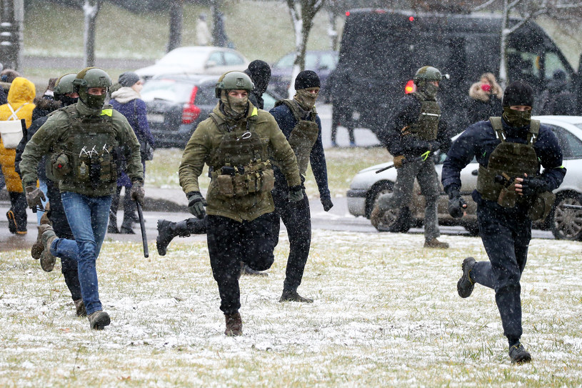 Białoruskie służby podczas protestu w Mińsku /STRINGER/AFP /AFP
