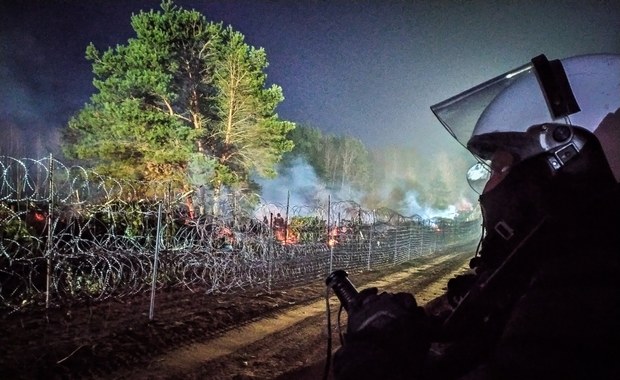 Białoruskie wojsko zepchnęło na ogrodzenie z drutu kolczastego kobiety i dzieci 