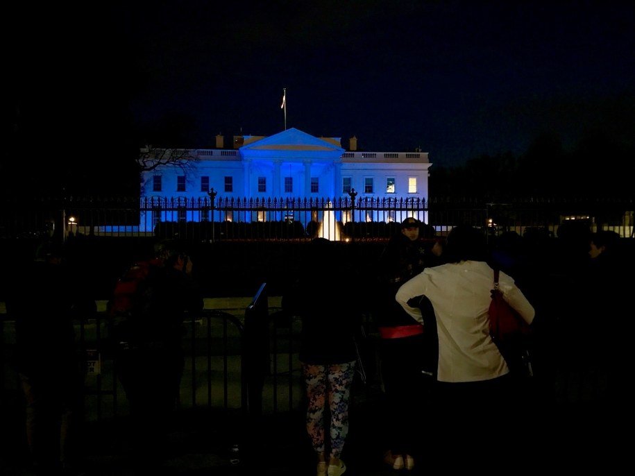 Biały Dom na niebiesko /Paweł Żuchowski /RMF FM