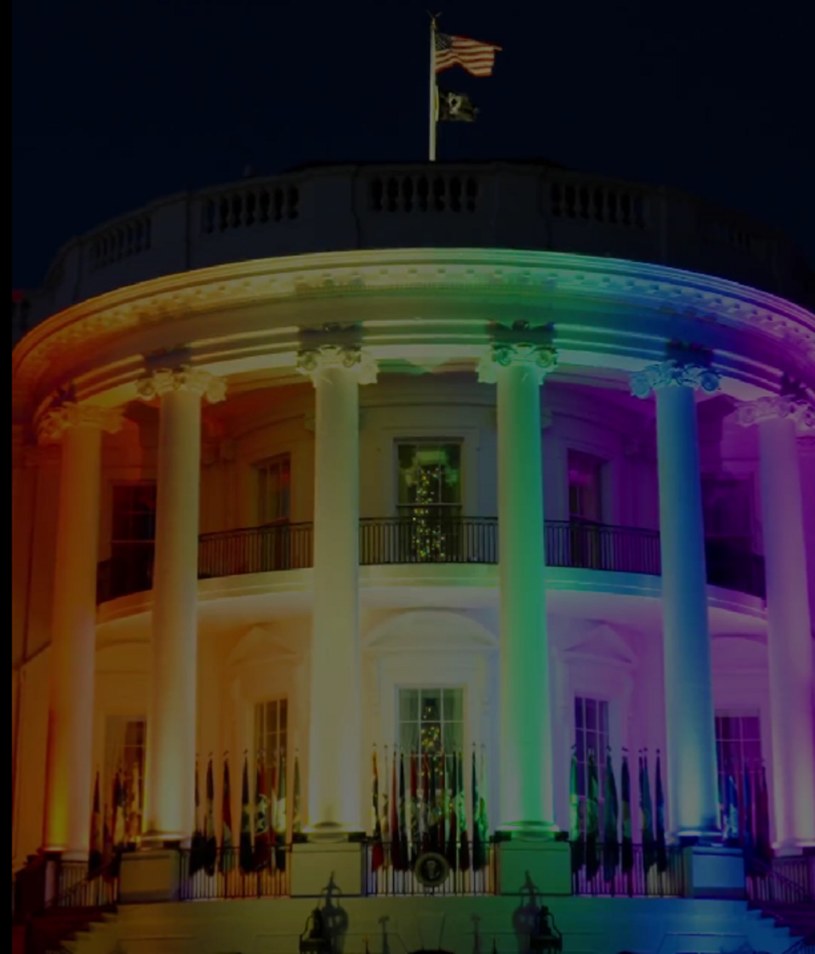 Biały Dom został oświetlony kolorami tęczy, aby w ten sposób uczcić tzw. LGBT Pride Month /domena publiczna