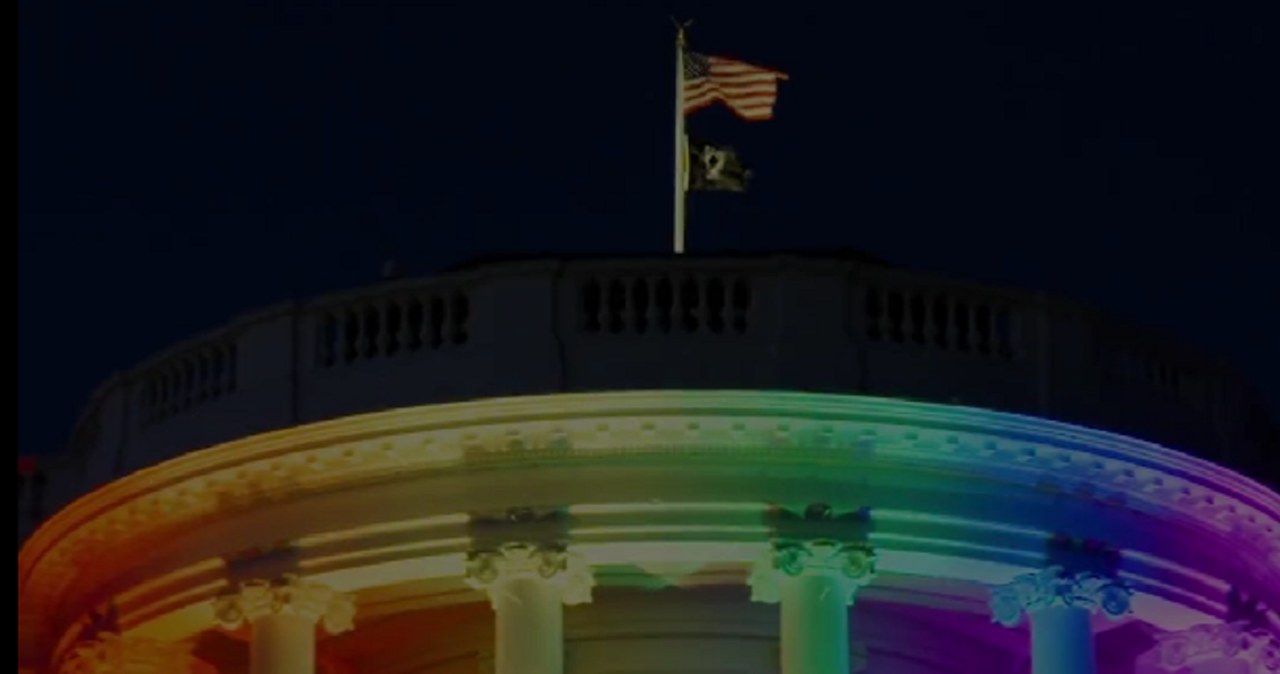 Biały Dom został oświetlony kolorami tęczy, aby w ten sposób uczcić tzw. LGBT Pride Month /domena publiczna