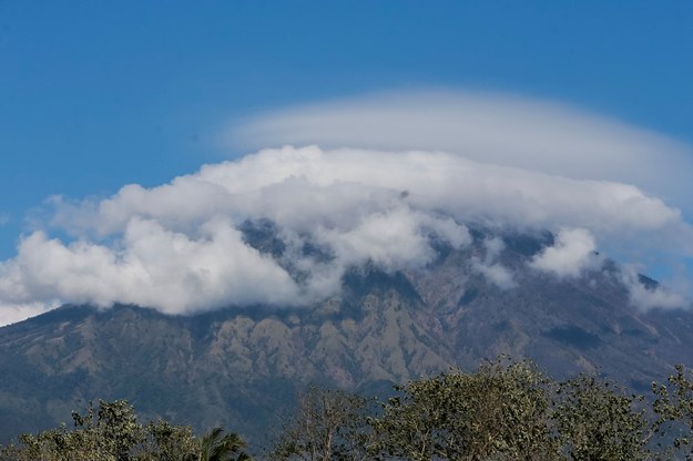 Biały dym nad wulkanem Agung /MADE NAGI    /PAP/EPA
