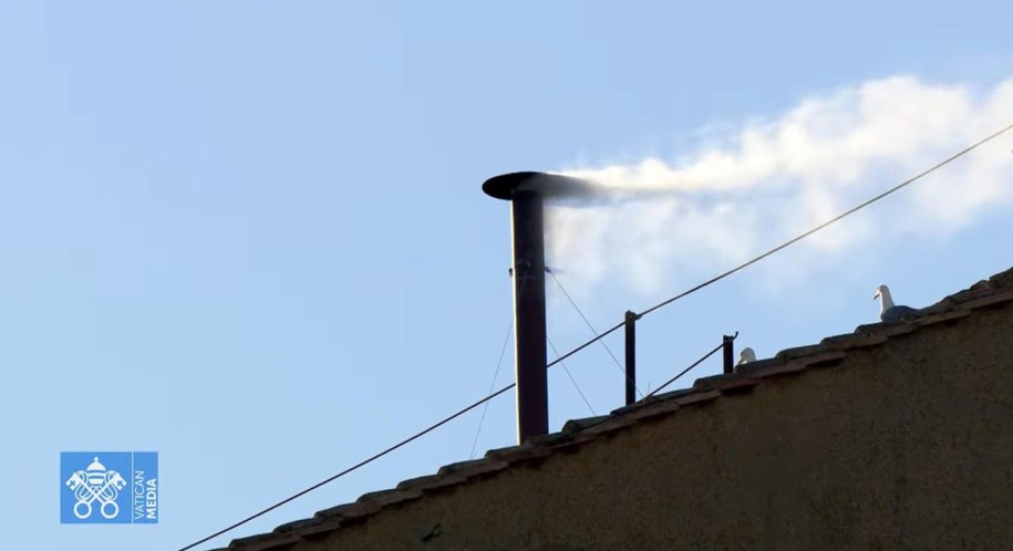 Biały dym z komina Kaplicy Sykstyńskiej /EPA/VATICAN MEDIA HANDOUT /PAP/EPA