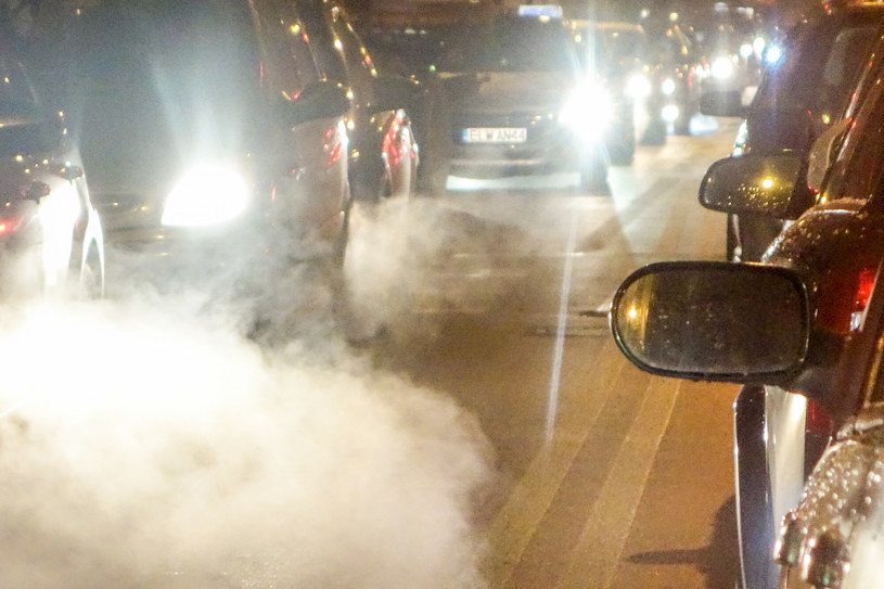 Biały dym z rury wydechowej może oznaczać poważną usterkę /Piotr Kamionka /Reporter
