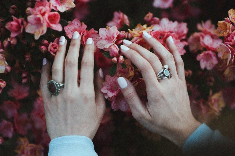 Biały manicure /Tiko Giorgadze /Unsplash