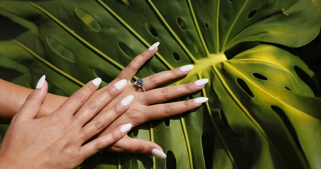Biały manicure /Inga Engele /unsplash.com