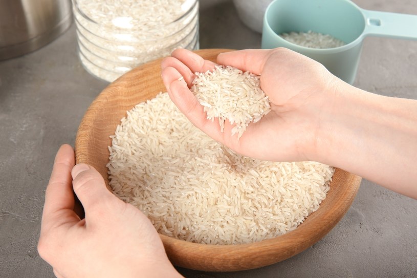 Biały ryż jest lekkostrawny i również dobrą alternatywą dla tych, którzy dość późno spożywają obiad /123RF/PICSEL