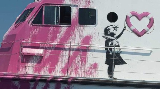 Biały statek został częściowo pomalowany różową farbą, widać na nim grafikę przedstawiającą dziewczynkę w kamizelce ratunkowej sięgającą po różowe koło ratunkowe w kształcie serca /Instagram /