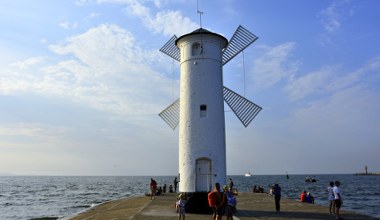 Biały wiatrak ma moc przyciągania. To najbardziej romantyczne miejsce nad Bałtykiem