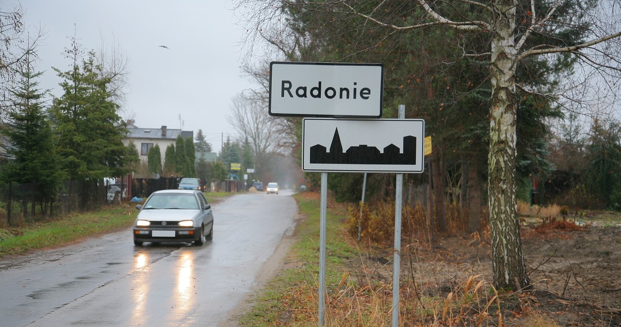 Biały znak "obszar zabudowany" z nazwą miejscowości, przestał obowiązywać. Pojawił się nowe oznakowanie, z konturami zabudowań. /Motor