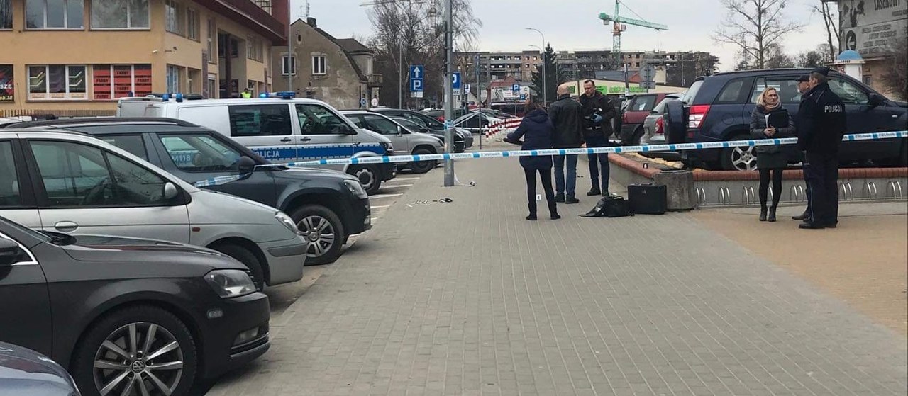 Białystok: Atak z użyciem noża przed komendą policji. Dwie osoby ranne