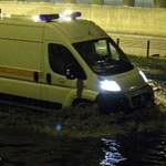 Białystok: Karetka wioząca rodzącą kobietę utknęła na zalanej ulicy 