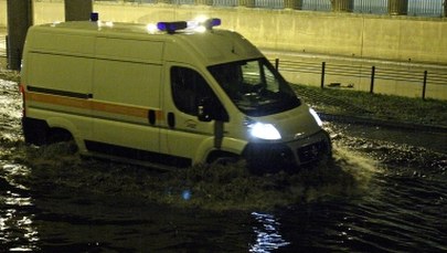Białystok: Karetka wioząca rodzącą kobietę utknęła na zalanej ulicy 