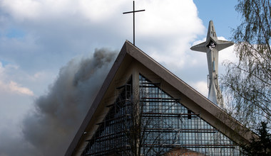 Białystok: Płonął dach kościoła pw. św. Maksymiliana Kolbego. Strażacy w akcji