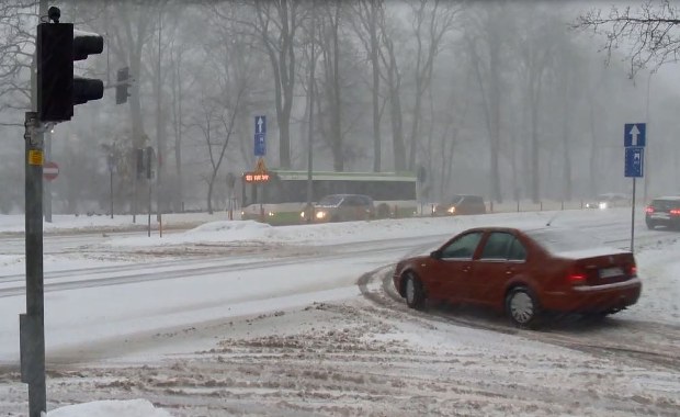 Białystok: Wczorajszy śnieg nadal utrudnia jazdę w mieście