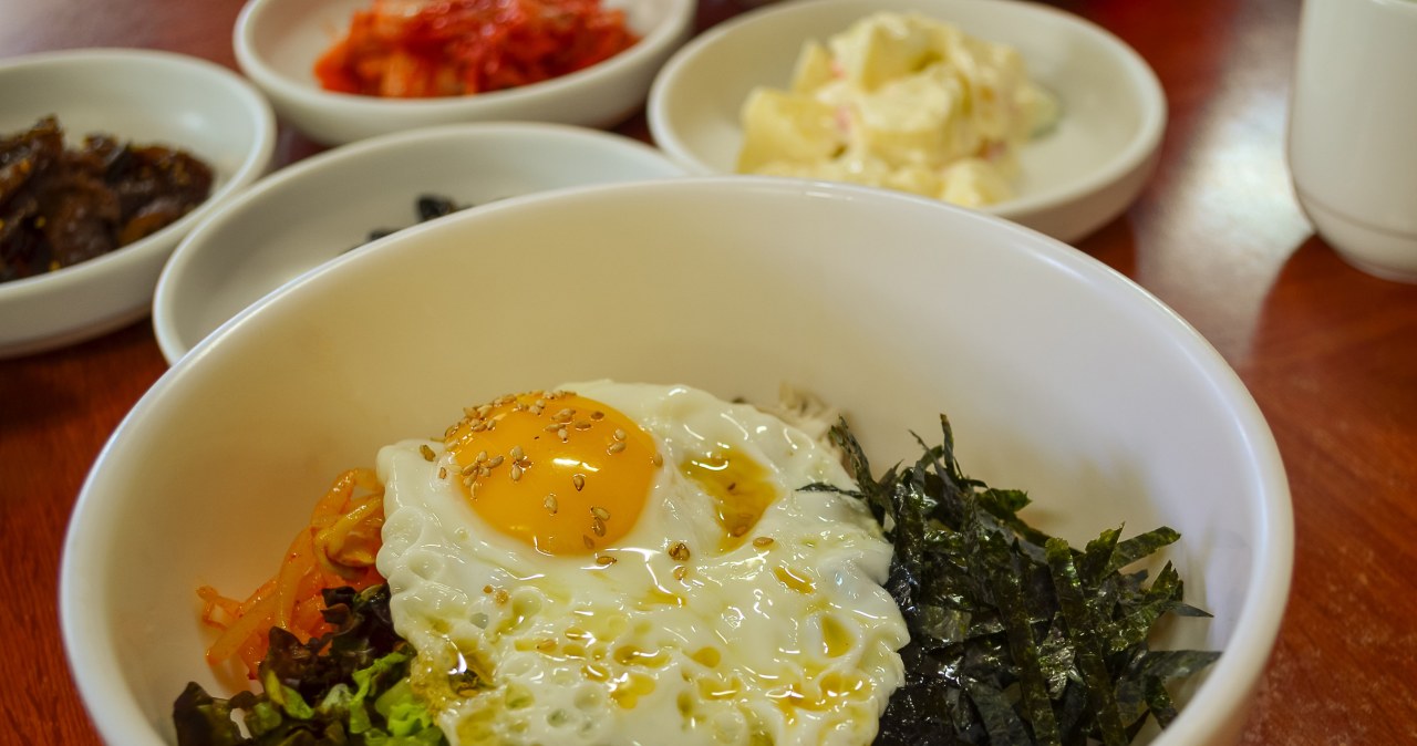Bibimbap to smaczne danie z ryżem, mięsem, warzywami i jajkiem /gypsygraphy /123RF/PICSEL