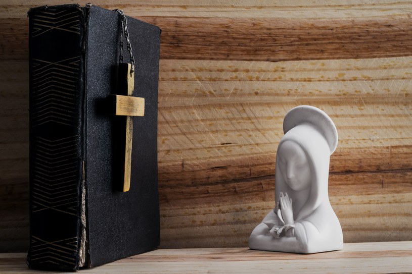 Biblia oraz figurka Maryi mogą być wspaniałymi drobnymi prezentami na komunię. Pozwolą one podkreślić prawdziwą ideę tego wydarzenia /123RF/PICSEL