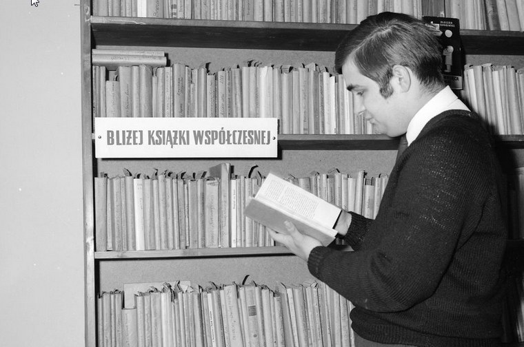 Biblioteka Publiczna na Woli w Warszawie. Zdjęcie z lat 60. XX wieku /Z archiwum Narodowego Archiwum Cyfrowego