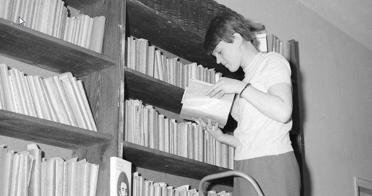 Biblioteka Publiczna na Woli w Warszawie. Zdjęcie z lat 60. XX wieku /Z archiwum Narodowego Archiwum Cyfrowego