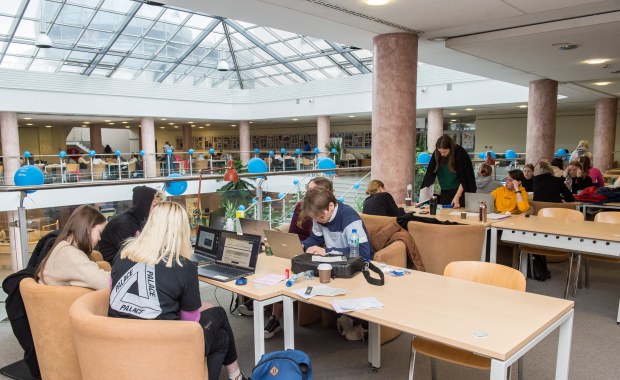 Biblioteka Uniwersytecka trafiła do chmury. Co to oznacza dla czytelników? 