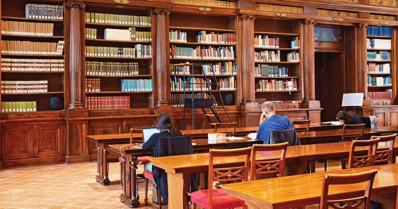 Biblioteki wypełnione starymi książkami to dobre miejsce do nauki /123RF/PICSEL