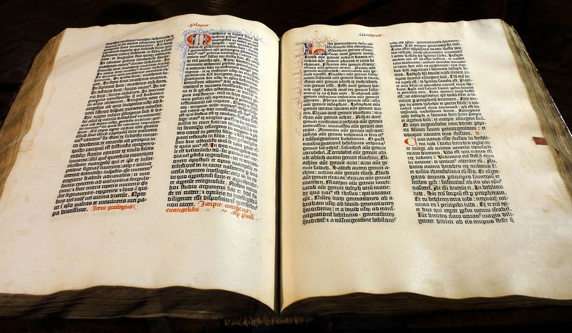 Bibllia Gutenberga, tom I Muzeum Diecezjalne w Pelplinie /Kpalion/CC BY-SA 4.0 DEED (https://creativecommons.org/licenses/by-sa/4.0/deed.en) /Wikimedia