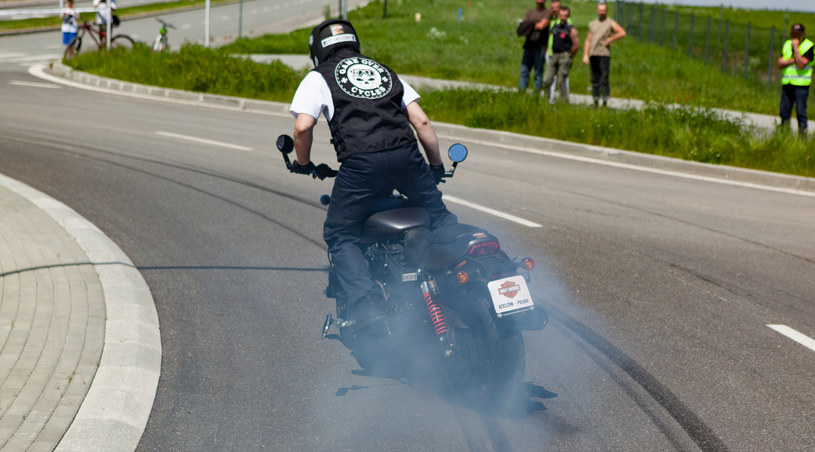 Bicie rekordu w paleniu gumy podczas jazdy motocyklem /Informacja prasowa