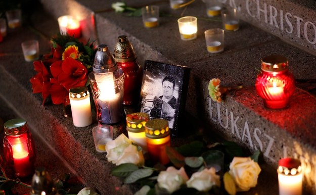 Biciem dzwonów na cześć ofiar zakończyły się obchody pierwszej rocznicy zamachu terrorystycznego w Berlinie, w którym 12 osób zginęło, a 70 zostało rannych. /OMER MESSINGER  /PAP/EPA