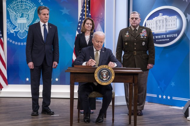 Biden ogłosił dodatkowe 800 mln dolarów pomocy wojskowej dla Ukrainy /SHAWN THEW    /PAP/EPA