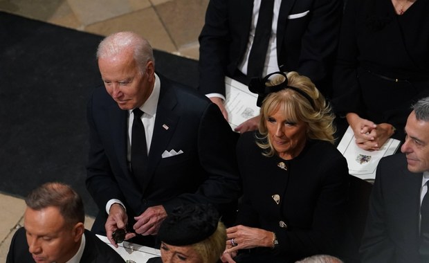 Biden siedział za Dudą na pogrzebie Elżbiety II. Dlaczego?