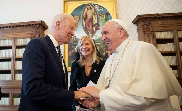 Biden w Watykanie. Prezydent usłyszał od papieża, że powinien przyjmować komunię