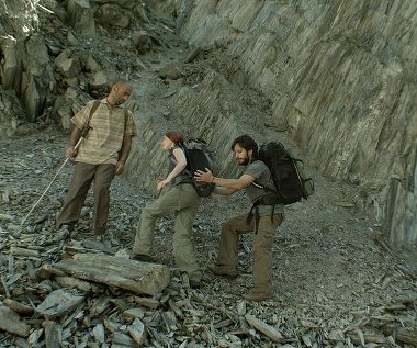 Bidzina Gujabidze, Hani Furstenberg i Gael García Bernal w scenie z filmu "Najsamotniejsza z planet"